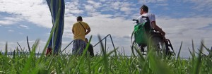 Menschen auf einer Wiese