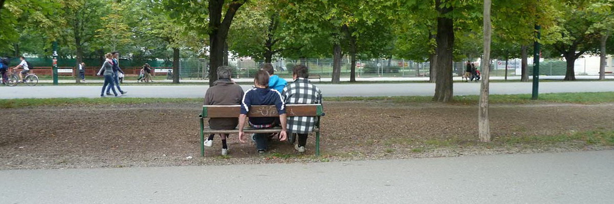 Vier Personen auf einer Parkbank